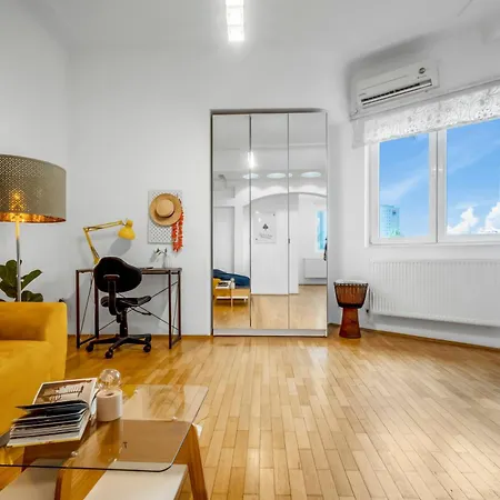 City Lights Retreat - Panoramic Terrace Apartment